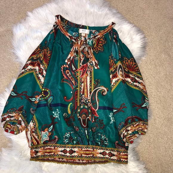 *ECI Cold Shoulder & Tie V-Neck Blouse - Picture 7 of 8